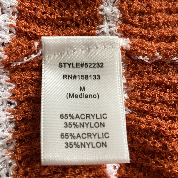 Medium staccato light weight sleeveless sweater top - Picture 4 of 4